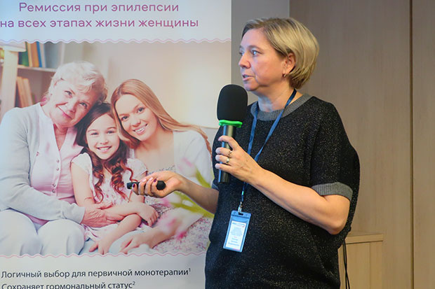 Е.В.Снегова выступает с докладом на конференции МИБС