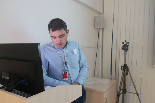 Врач-анестезиолог-реаниматолог МИБС Алексей Петрухин читает доклад