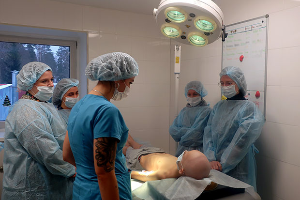 Мадсестры МИБС наблюдают за процедурой ухода за устройством венозного дсотупа у ребенка