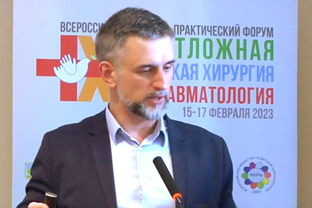 Врач Сергей Александров выступает с докладом на форуме.