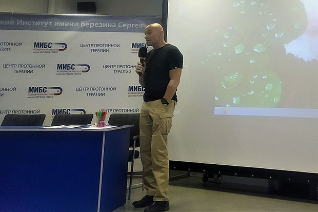 Аркадий Столпенр выступает перед директорами региональных центров МИБС